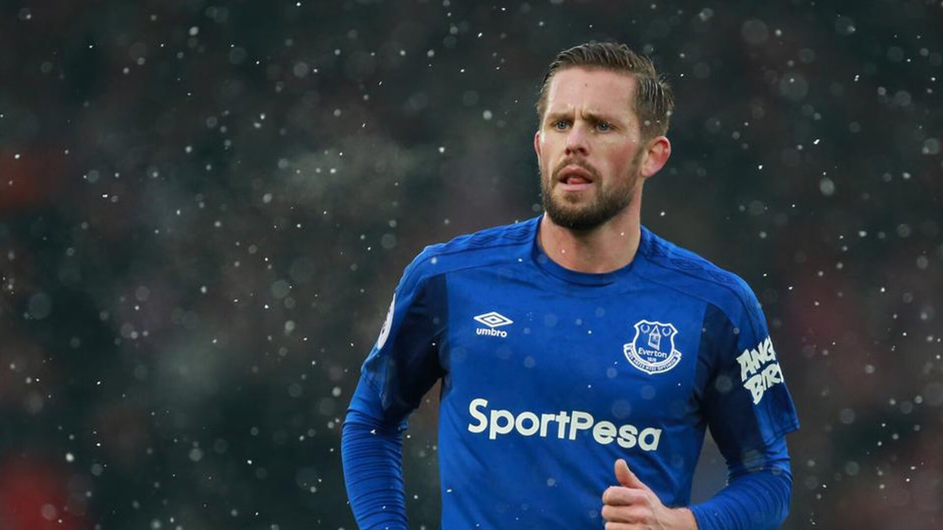 球员在欧冠关键战中登场替补后立刻产生影响，欧冠替补名额